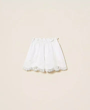 Load image into Gallery viewer, Twinset Linen Shorts with Lace in White