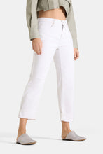 Load image into Gallery viewer, Cambio Gaia Relaxed Jeans in Classy White