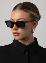 Load image into Gallery viewer, Otra Nove Sunglasses in Black/Smoke