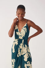 Load image into Gallery viewer, Dress To Green Pétala V Neck Wrap Maxi Dress
