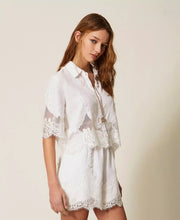 Load image into Gallery viewer, Twinset Linen Shorts with Lace in White

