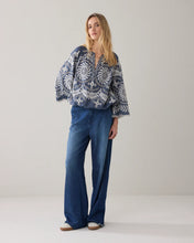 Load image into Gallery viewer, Summum Chambray Top in Indigo
