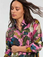 Load image into Gallery viewer, Vilagallo Tea Floral Silk Blouse
