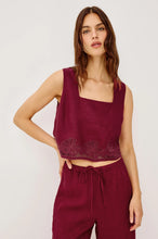 Load image into Gallery viewer, Rails Akira Top in Berry Hibiscus
