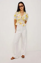 Load image into Gallery viewer, Rails Fontaine Top in Tossed Daffodils
