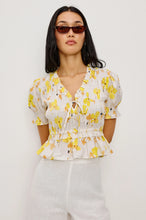 Load image into Gallery viewer, Rails Fontaine Top in Tossed Daffodils
