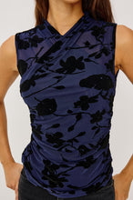 Load image into Gallery viewer, Rails Lauris Top in Navy Tossed Roses
