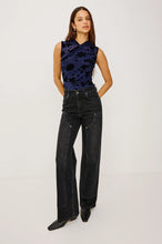 Load image into Gallery viewer, Rails Lauris Top in Navy Tossed Roses
