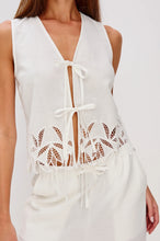 Load image into Gallery viewer, Rails Oregon Top in White Palm Embroidery
